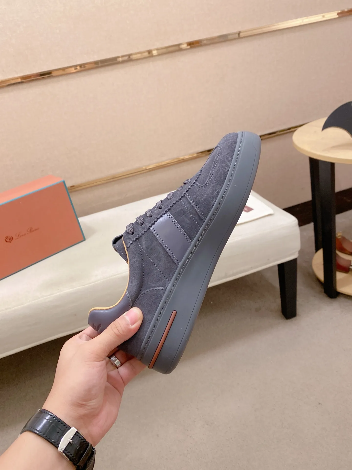 Men's shoes💰: 580💰🔥𝐥𝐨𝐫𝐨 𝐏𝐢𝐚𝐧𝐚 lp classic loafers, an Italian treasure brand, the only brand that can match Hermès! Only after wearing it do we realize that we can’t live up to our feet. The upper is made of imported first-layer cowhide with breathable fly-knit fabric, water-dyed cowhide foot pads, and the official original glass rubber outsole and pendant. Exclusive original packaging (tag ➕ brand paper ➕ outer box ➕ hand bag) code number: 38-44. Can be customized 45-46